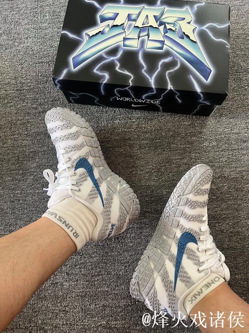 迪格斯上脚JA3主题定制钉鞋,橄榄球场的篮球风 迪格斯上脚JA3主题定制钉鞋,橄榄球场的篮球风